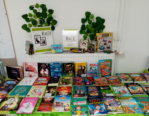 Büchertisch im Rahmen der Frühlingsbuchausstellung in der Volksschule Laxenburg